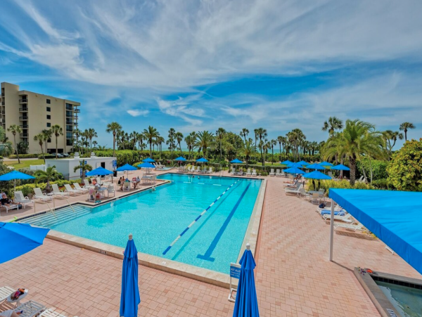 Beachfront Longboat Key Vacation Condo with Tennis Courts